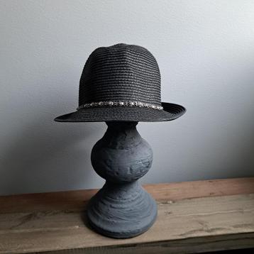 Zwart trendy hoedje met sieraad. Nieuwstaat! beschikbaar voor biedingen
