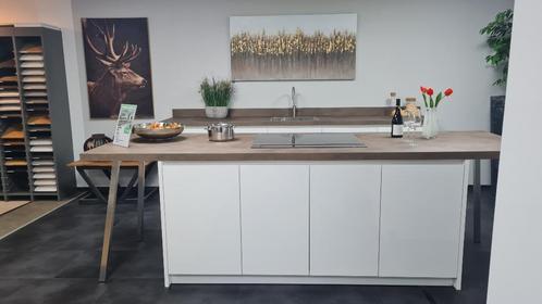 Showroomkeuken wit   uit 3 delen    Inclusief  siemens appar, Huis en Inrichting, Keuken | Complete keukens, Nieuw, Wit, Ophalen