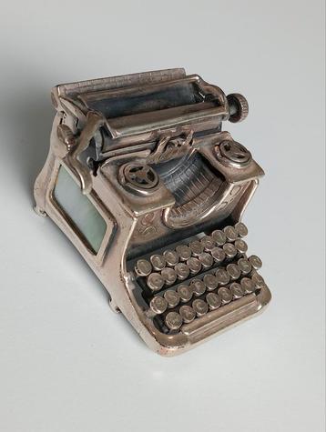 Zilveren miniatuur typemachine met parelmoer, gemerkt