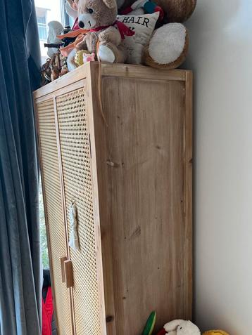 Grenenhouten Kledingkast met Rotan Deuren beschikbaar voor biedingen