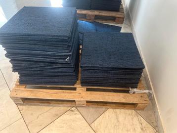 Blauwe Tapijttegels beschikbaar voor biedingen