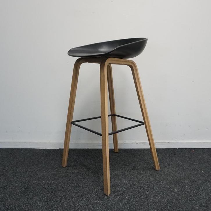 HAY About a Stool AAS32 Barkrukken | Zwart / Eiken | 75 cm, Huis en Inrichting, Barkrukken, Gebruikt, 60 tot 90 cm, Kunststof
