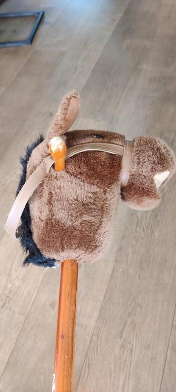 Stokpaardjes en houten speelgoed. beschikbaar voor biedingen