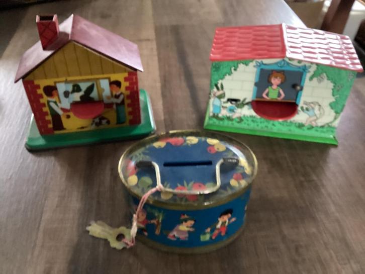 3 zeer oude blikken spaarpotten 2 hebben nog een sleutel,, Verzamelen, Spaarpotten, Zo goed als nieuw, Overige thema's, Metaal of Blik