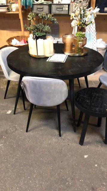 Zwarte houten eettafel-  beschikbaar voor biedingen