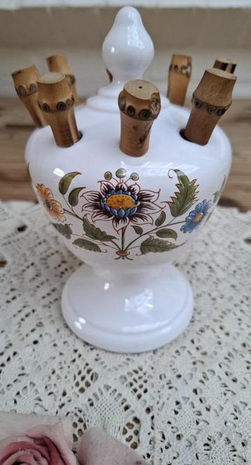 Franse decor Moustiers G.F. houder, bamboe cocktail vorkjes beschikbaar voor biedingen