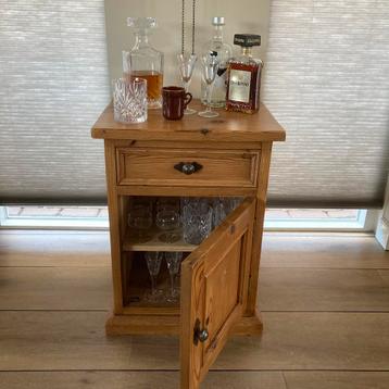 Vintage grenen (dranken) kastje beschikbaar voor biedingen
