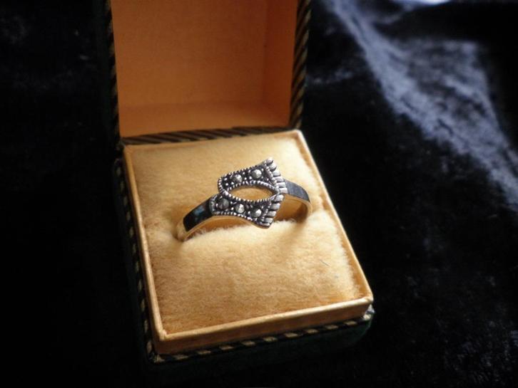 Mooie Fijne Zilveren Ring met Markasietjes - 2 Voetjes, Sieraden, Tassen en Uiterlijk, Antieke sieraden, Ring, Zilver, Verzenden