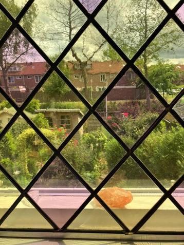 Twee antieke glas-in-lood ramen beschikbaar voor biedingen