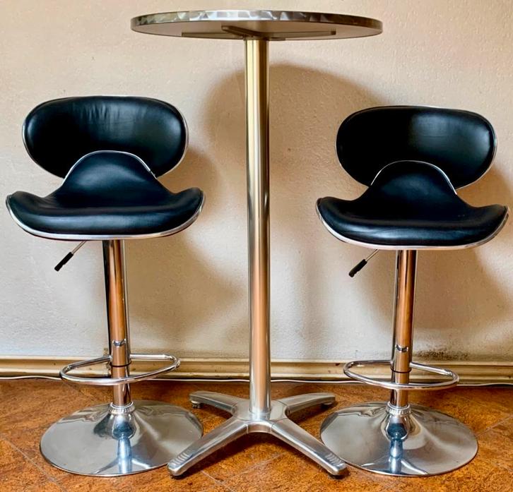 Twee zo goed als nieuwe Barkruk., Huis en Inrichting, Barkrukken, Zo goed als nieuw, 60 tot 90 cm, Kunststof, Leer, 2 krukken