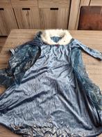 Elsa jurk met vaste cape in  maat label staat 150, Ophalen, Zo goed als nieuw