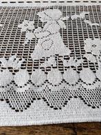 Valletje vitrage 29 cm hoog gehaakt meisje met bloemen, Huis en Inrichting, Stoffering | Gordijnen en Lamellen, Ophalen of Verzenden