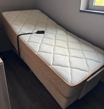Elektrisch verstelbaar bed met boxspring bodem en topper beschikbaar voor biedingen
