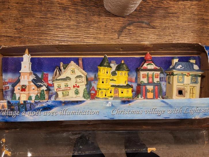 Kerstdorpje met 5 kersthuisjes, inclusief verlichting., Diversen, Kerst, Zo goed als nieuw, Ophalen of Verzenden