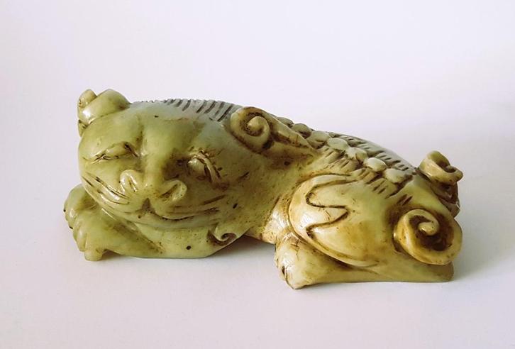 Chinees snijwerk van een mythische beeldje, Antiek en Kunst, Kunst | Niet-Westerse kunst, Ophalen of Verzenden