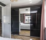 Zweefdeurkast 3 deurs grijze glaspanelen 1 spiegeldeur, Huis en Inrichting, Kasten | Kledingkasten, Ophalen, 200 cm of meer, Zo goed als nieuw