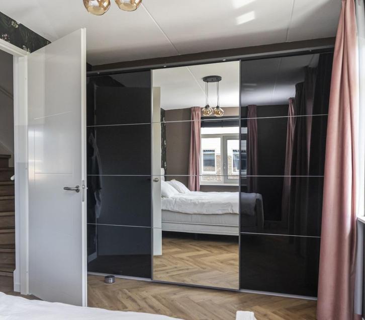 Zweefdeurkast 3 deurs grijze glaspanelen 1 spiegeldeur, Huis en Inrichting, Kasten | Kledingkasten, Zo goed als nieuw, 200 cm of meer