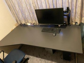 bureautafel. beschikbaar voor biedingen