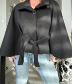 Zwart cape jasje , nieuw , one size, Ophalen of Verzenden, Nieuw, Maat 42/44 (L), Zwart