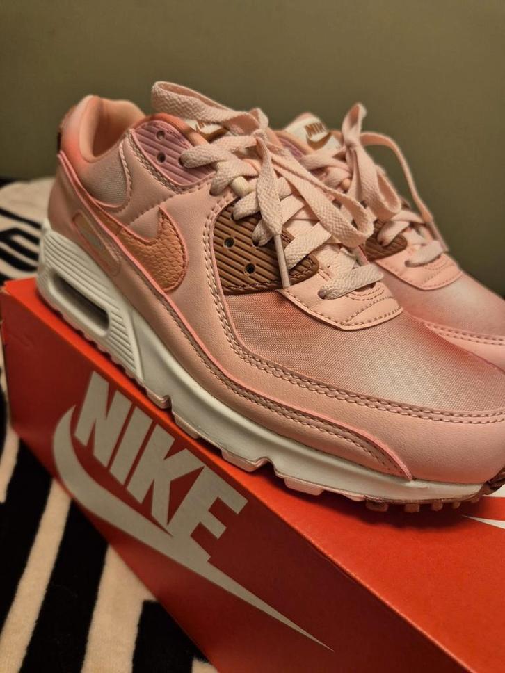 Nike Air Max 90 – Medium Soft Pink / Coral Chalk – Nieuw – E, Kleding | Heren, Schoenen, Nieuw, Overige kleuren, Ophalen of Verzenden