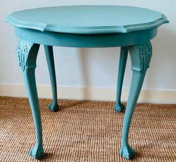 Antieke sierlijke tafel groen beschikbaar voor biedingen