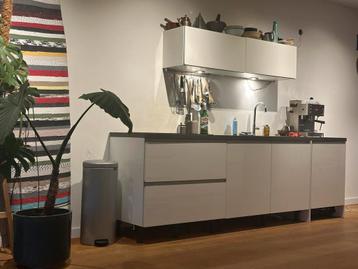 Complete witte moderne keuken met apparatuur beschikbaar voor biedingen