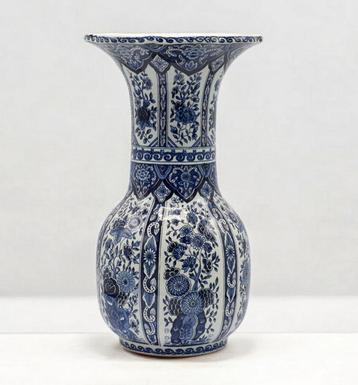 Boch vaas met Delfs Blauw motief beschikbaar voor biedingen