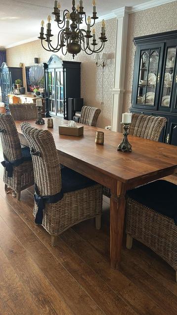 Eetkamerset: teakhouten eettafel en 6 stoelen met kussens beschikbaar voor biedingen