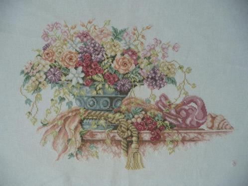 Borduurwerk "Bloemen en zwaan", Hobby en Vrije tijd, Borduren en Borduurmachines, Gebruikt, Onderdeel of Toebehoren, Handborduren