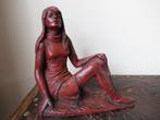mooi gesigneerd vrouw beeldje uit massief resin 16/14 cm, Ophalen of Verzenden