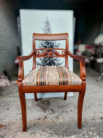 Armstoel,oud mahonie,rug twee Dolfijnen,zitting streepstof  beschikbaar voor biedingen