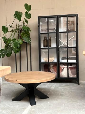 Vitrinekast zwart metaal wit showroomopruiming  beschikbaar voor biedingen