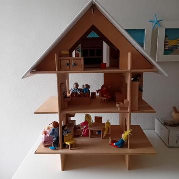 Poppenhuis met drie verdiepingen! beschikbaar voor biedingen