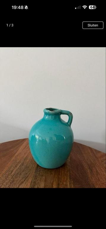 Turquoise vaas met handvat beschikbaar voor biedingen