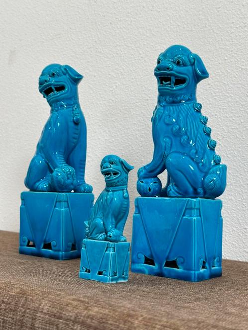 Tempelleeuwen (Foo Dogs) in porselein turquoise, Verzamelen, Beelden en Beeldjes, Zo goed als nieuw, Dier, Ophalen of Verzenden