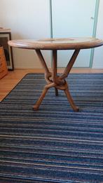 Ronde tafel op invouwpoot uit één stuk hout, Antiek en Kunst, Antiek | Meubels | Tafels, Ophalen of Verzenden