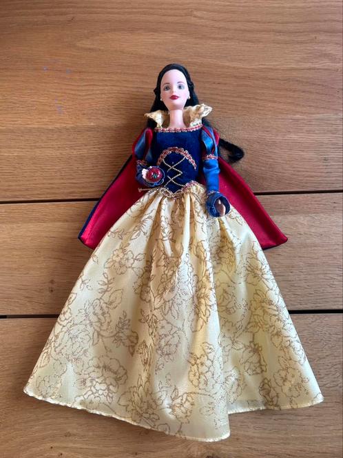 Disney Barbie – Sneeuwwitje in koninklijke outfit, Verzamelen, Poppen, Zo goed als nieuw, Pop, Ophalen of Verzenden