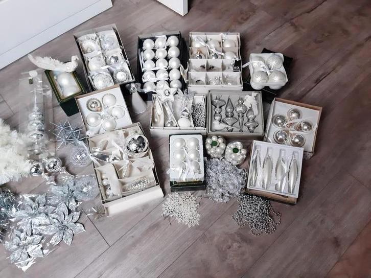 Te koop: witte & zilveren kerstballen, enz ,enz, Diversen, Kerst, Gebruikt, Ophalen