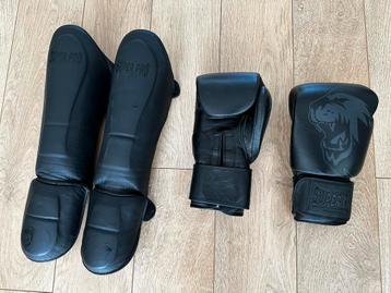 Echt leren/ lederen boks handschoenen en scheenbeschermers beschikbaar voor biedingen