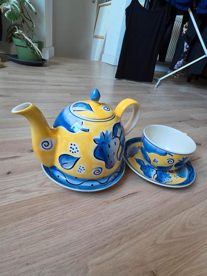 Kleurrijke theepot met theekop en fruitmotief, Huis en Inrichting, Keuken | Servies, Nieuw, Kop(pen) en/of Schotel(s), Overige stijlen