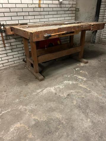 Vintage Werkbank met Bankschroef beschikbaar voor biedingen