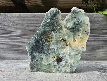 Mooie prehniet cutbase vol insluitsels beschikbaar voor biedingen