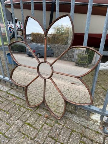 Handgemaakte bloemenspiegel beschikbaar voor biedingen