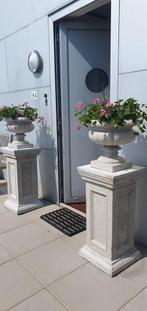 Unieke sierlijke Griekse betonnen vazen op betonnen zuilen, Tuin en Terras, Tuinvazen, Ophalen, Nieuw