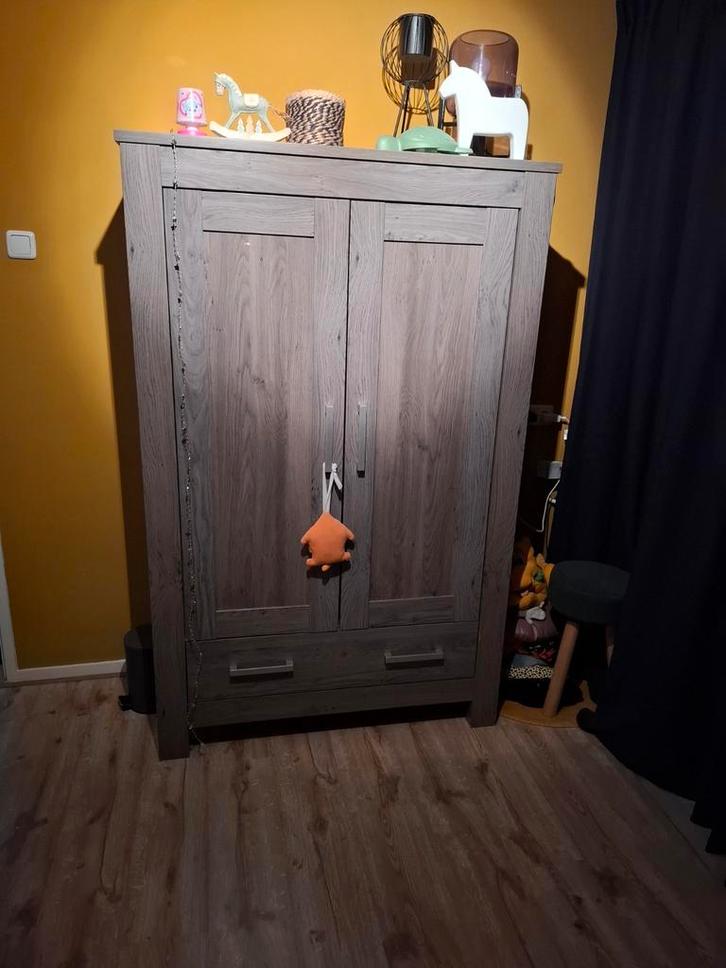 Te koop kast en commode grijs, Kinderen en Baby's, Kinderkamer | Commodes en Kasten, Gebruikt, 105 cm of meer, 100 cm of meer