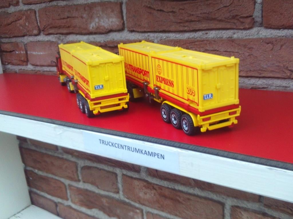 Siku  2  x  Volvo  F10  met  containers., Hobby en Vrije tijd, Modelauto's | 1:50, Ophalen of Verzenden, Zo goed als nieuw, Bus of Vrachtwagen