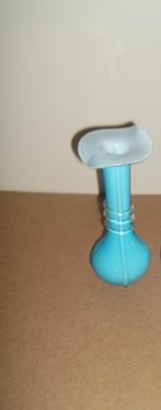 Puntgaaf,apart kelkvaasje,vintage,retro,lichtblauw, Huis en Inrichting, Woonaccessoires | Vazen, Ophalen of Verzenden, Blauw, Glas