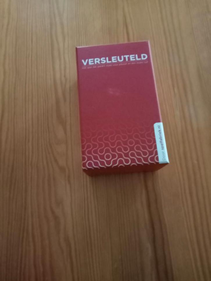 Versleuteld, Hobby en Vrije tijd, Gezelschapsspellen | Kaartspellen, Zo goed als nieuw, Ophalen of Verzenden