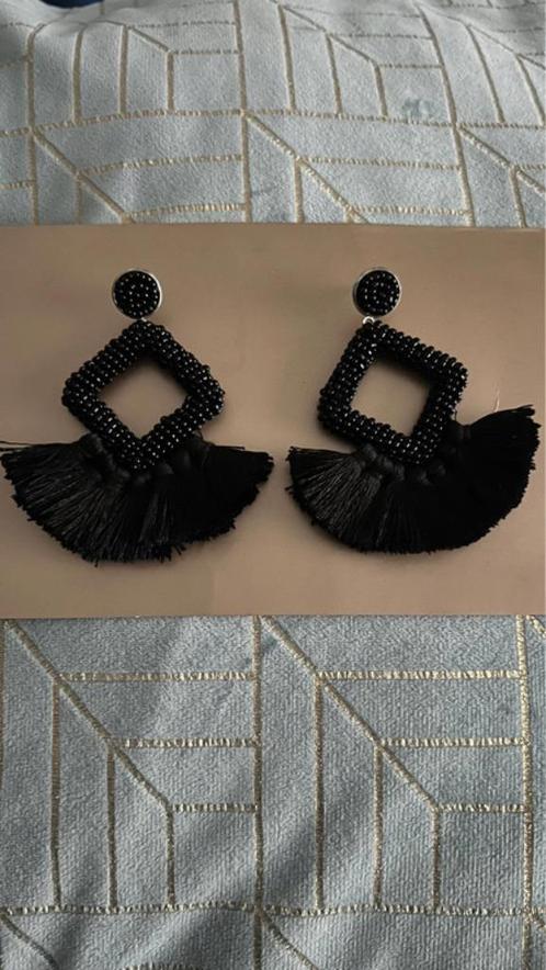 2 verschillende oorbellen, Sieraden, Tassen en Uiterlijk, Oorbellen, Zo goed als nieuw, Hangers, Overige materialen, Zwart, Met strass