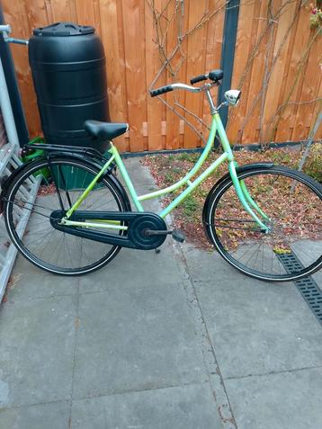 Omafiets met licht en slot beschikbaar voor biedingen